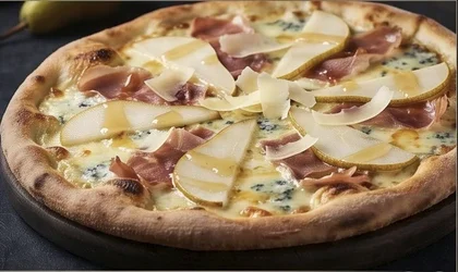 Pizza z gruszką, szynką parmeńską i serem pleśniowym