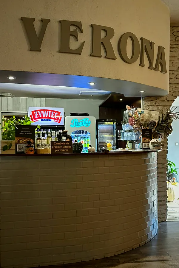 Bar z dużym napisem VERONA nad ladą